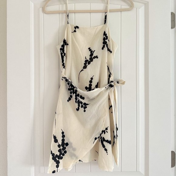 Selfie Leslie Floral Wrap Mini Dress in White/Black - Picture 4 of 10